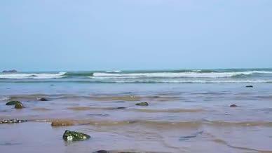 大海沙滩海水海风蓝天白云视频的预览图